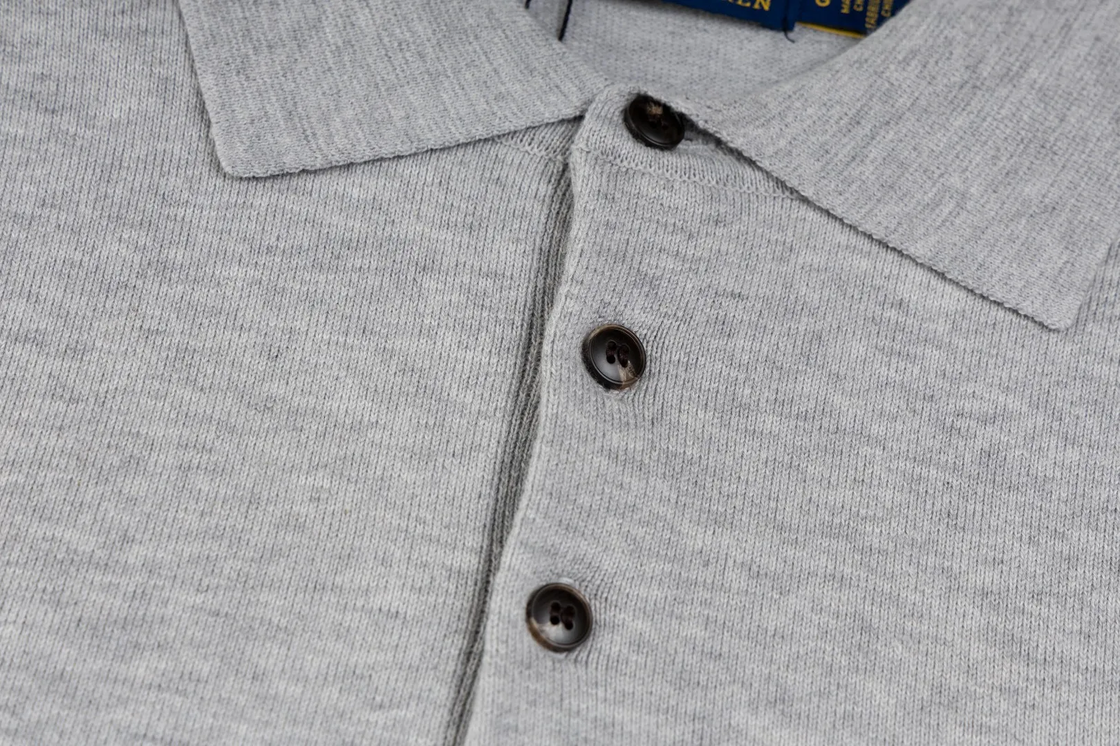 P216 #R81 Ralph Lauren knitted pony embroidered lapel polo shirt three-button pullover open chest long-sleeved sweater Official website synchronization Same style for men and women Sizes: S-XL Color: White Blue Gray Dark Gray Khaki Military Green Navy White Label Navy Blue Red Label Black Red Label Black White Label Pink Classic cotton yarn 100% white cotton High-quality goods Classic styles have always been popular! The workmanship details are very good! The simple lapel polo pullover sweater is always the standard, with classic brand embroidery on the chest! All major stars have the same style! Best for couples. High quality goods! Xinjiang cotton micro-elastic and smooth fabric has excellent quality. Pure cotton is soft and skin-friendly. Size: S M L